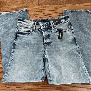 Express relaxed straight low rise jeans, size 4 short. New with tags.